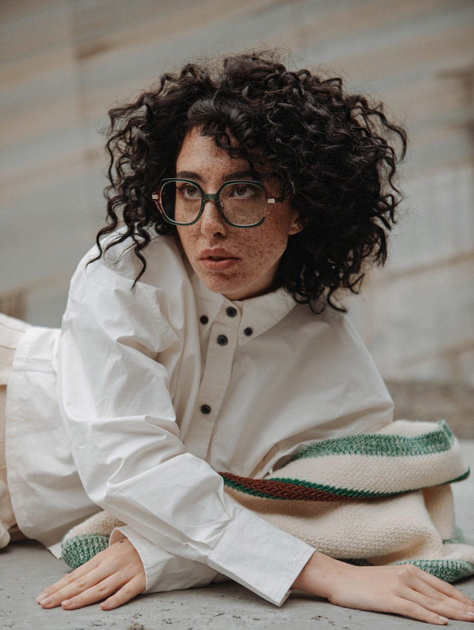 EINSTOFFEN: Frau mit Brille