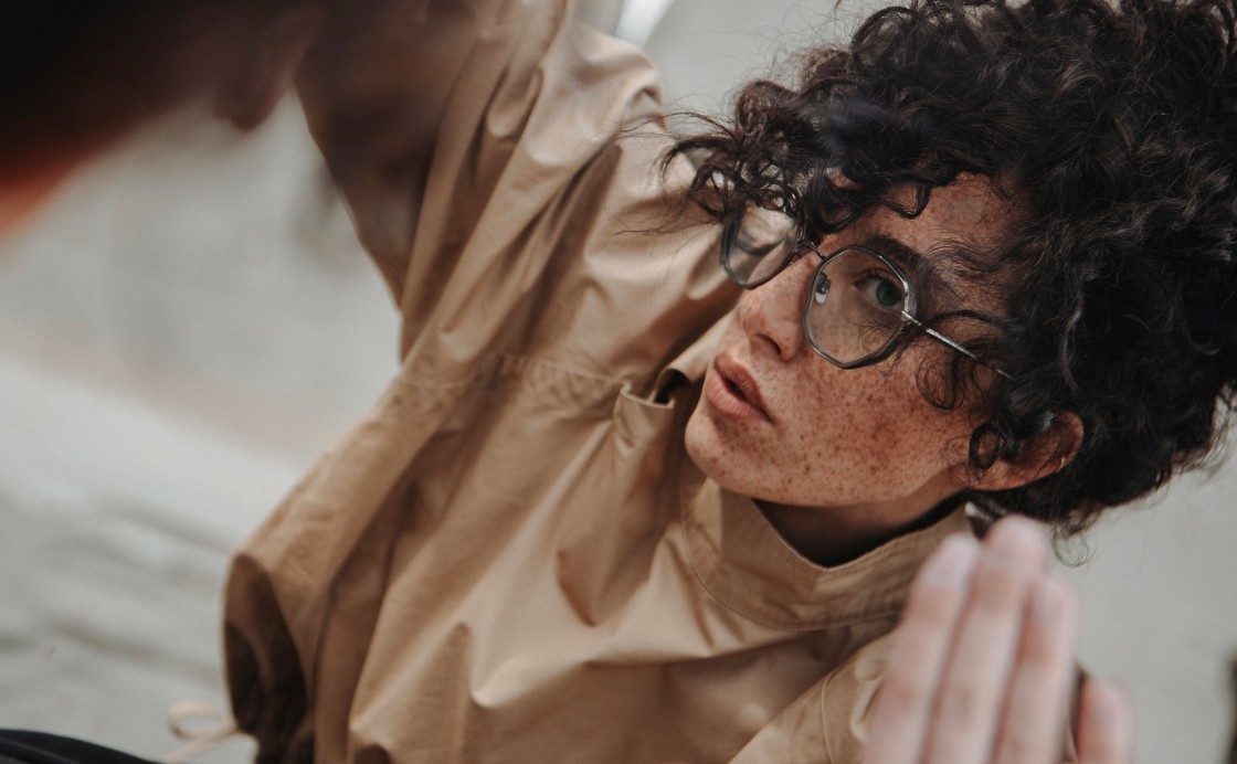 EINSTOFFEN: Frau mit Brille